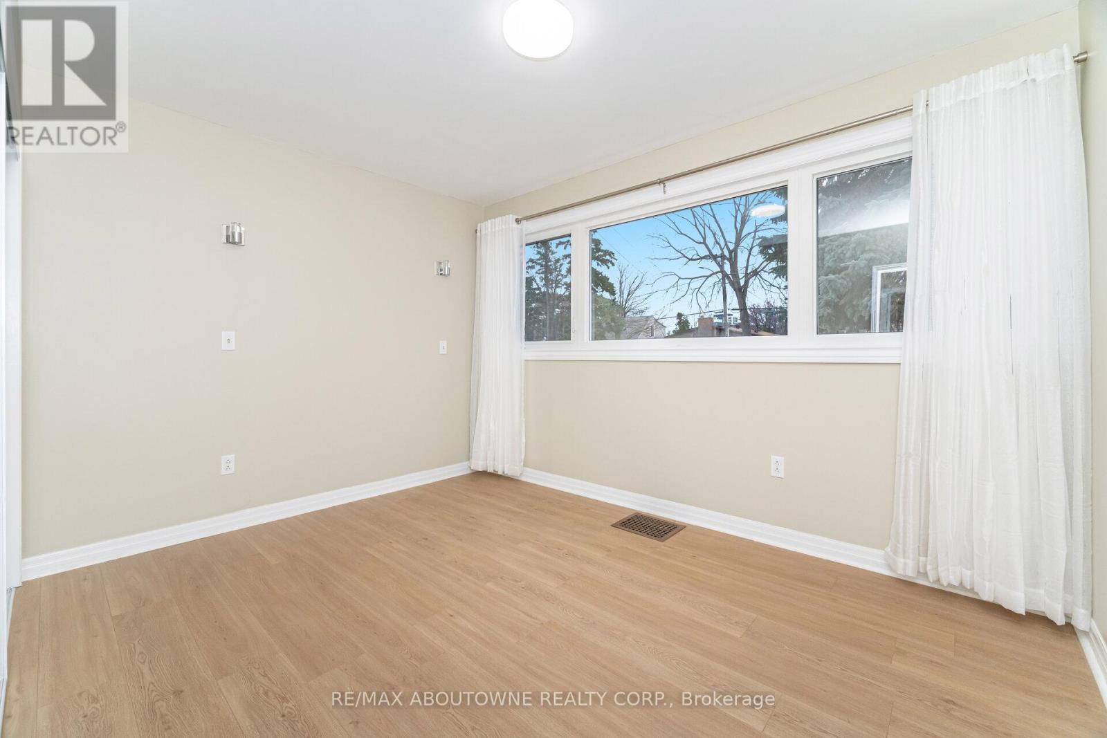 983 Cleta Street, Burlington, ON - Indoor Photo Showing Other Room