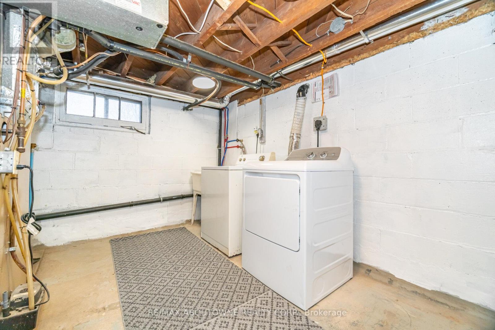 983 Cleta Street, Burlington, ON - Indoor Photo Showing Laundry Room