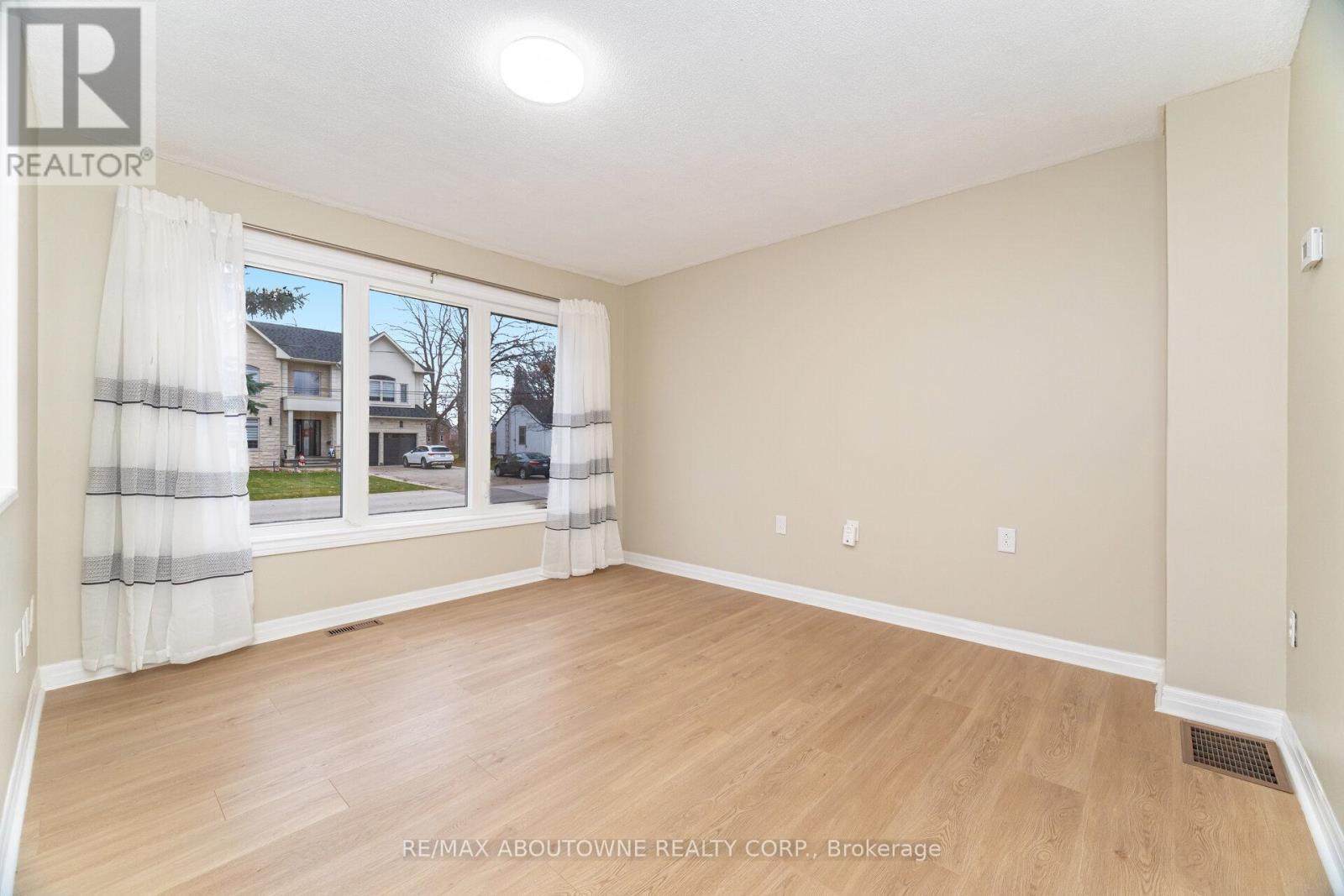 983 Cleta Street, Burlington, ON - Indoor Photo Showing Other Room