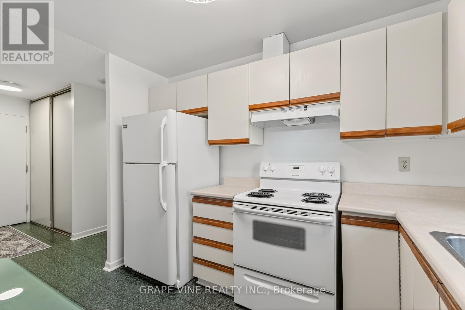 102 - 50 Burnside Avenue, Ottawa, ON - Indoor Photo Showing Kitchen