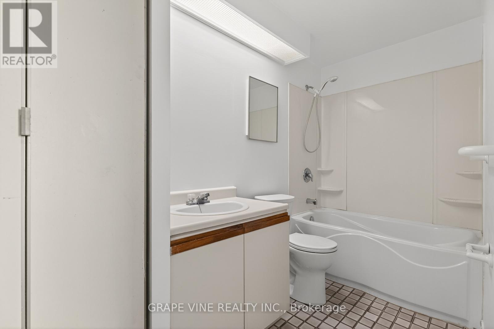 102 - 50 Burnside Avenue, Ottawa, ON - Indoor Photo Showing Bathroom