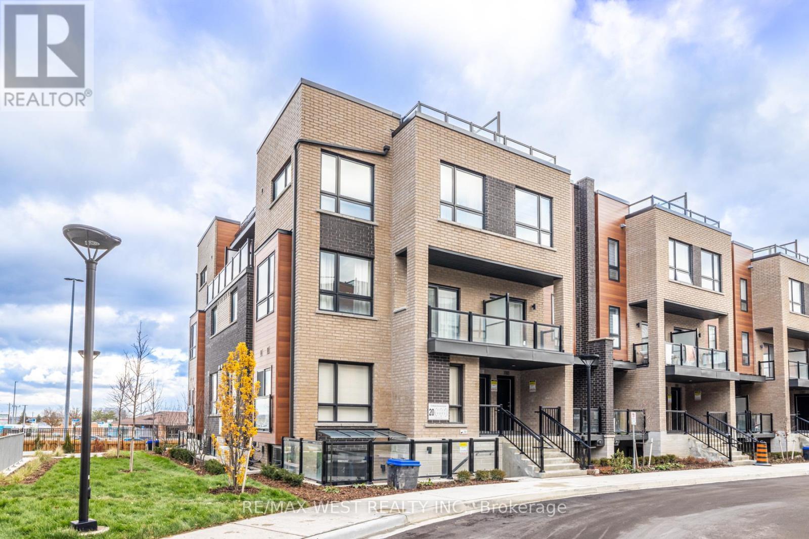 28 - 20 Lytham Green Circle, Newmarket, ON - Outdoor With Facade