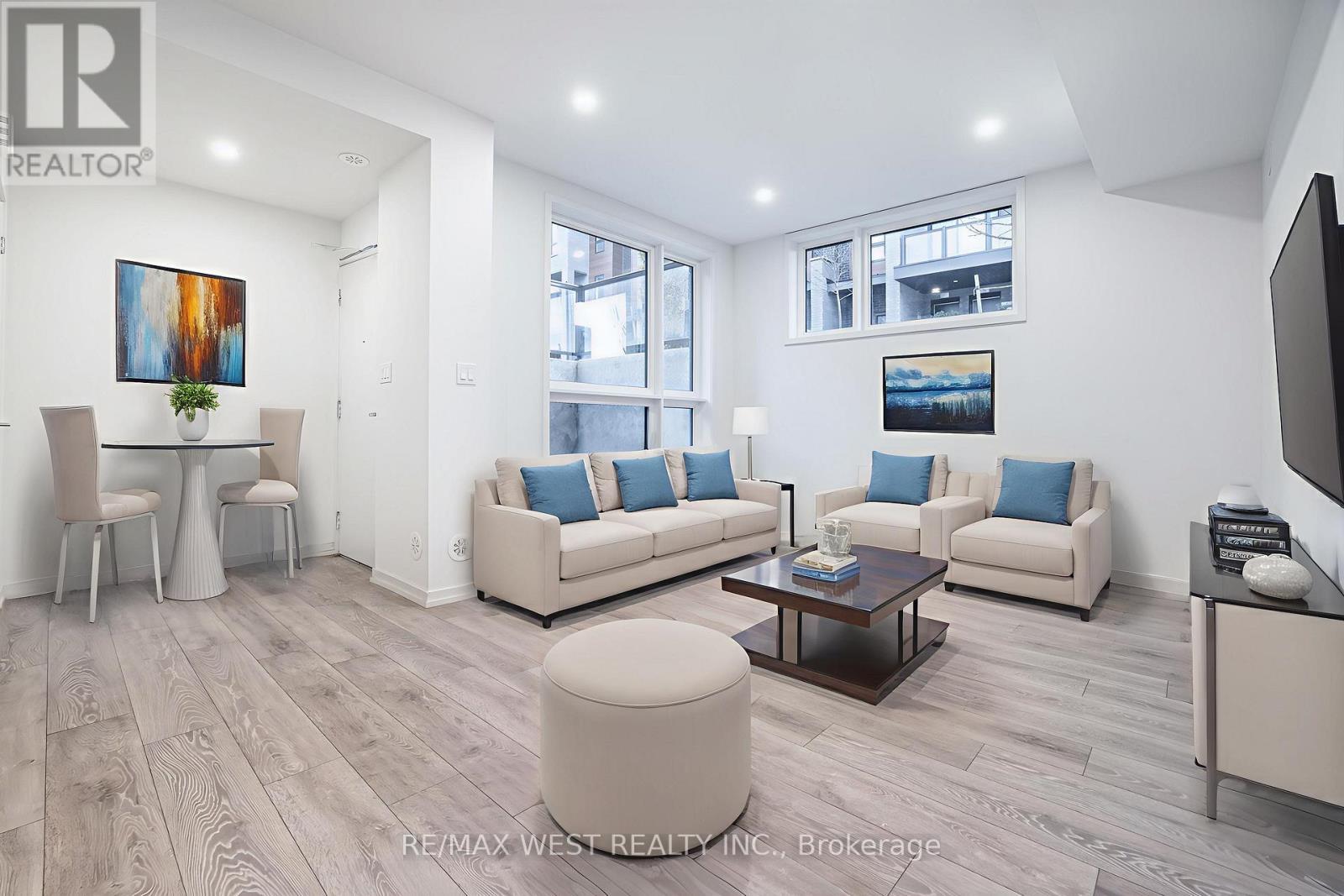 28 - 20 Lytham Green Circle, Newmarket, ON - Indoor Photo Showing Living Room