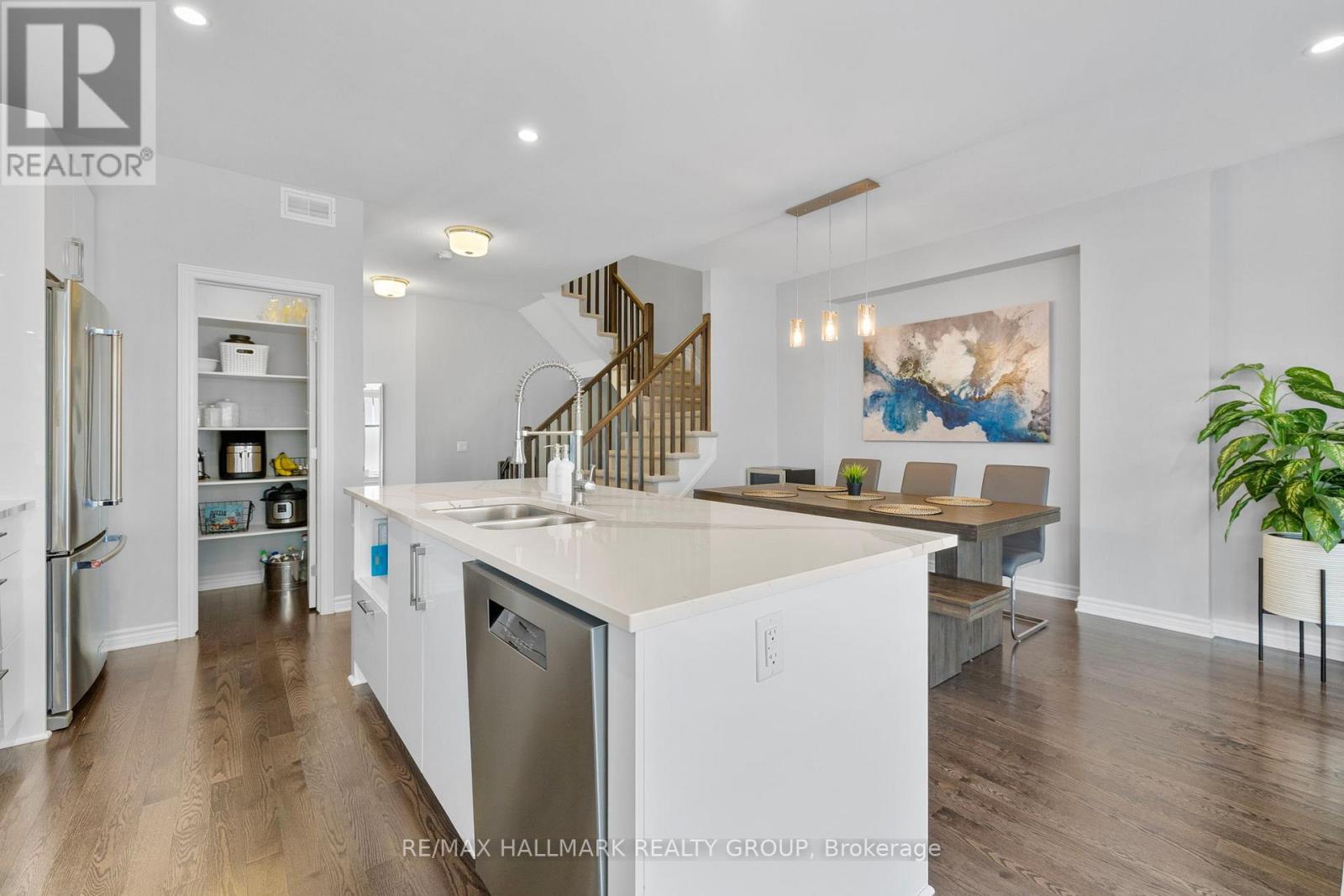 710 Rue Du Cartographe Street, Ottawa, ON - Indoor Photo Showing Kitchen With Double Sink With Upgraded Kitchen