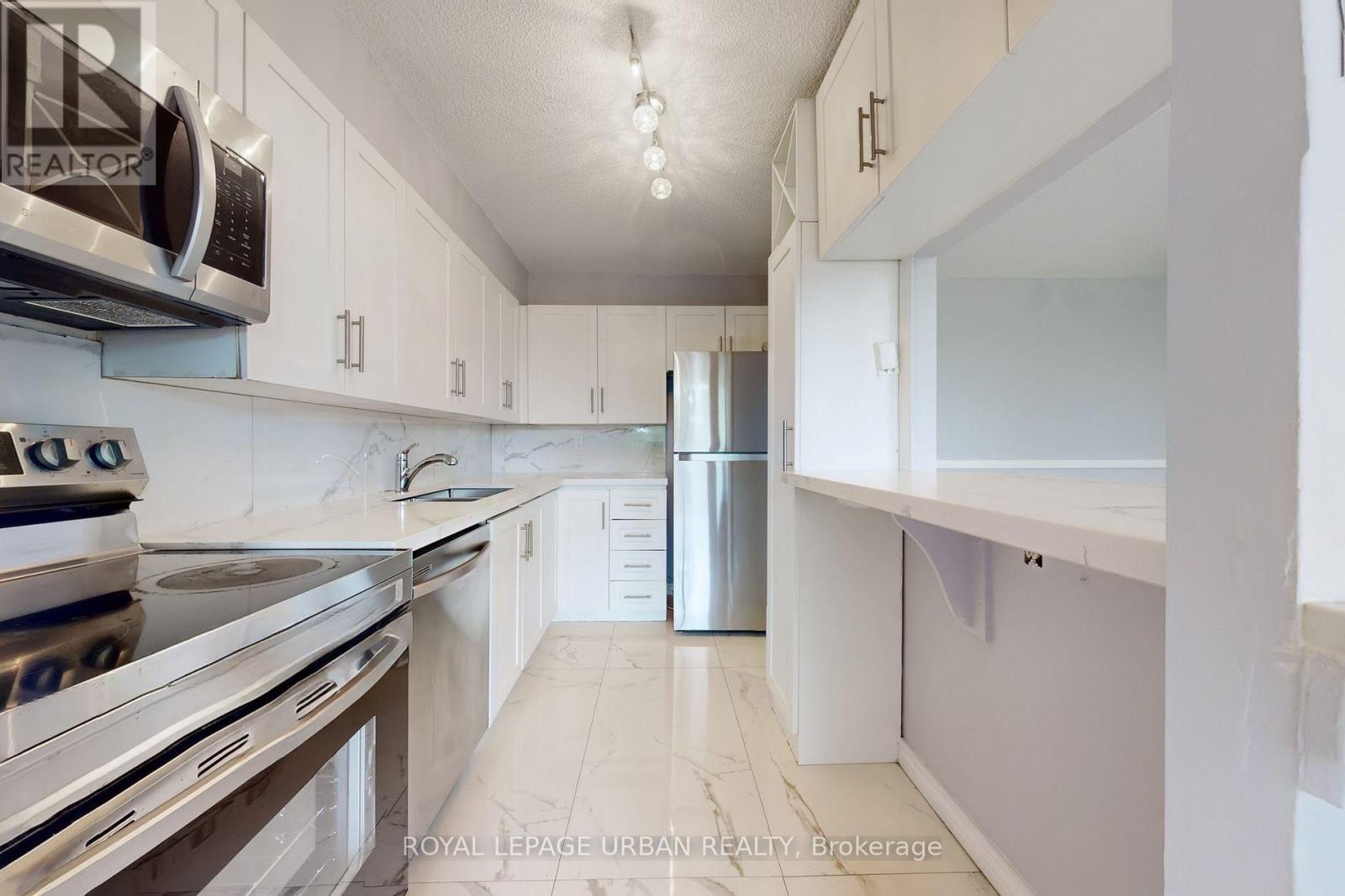 102 - 20 Sunrise Avenue, Toronto, ON - Indoor Photo Showing Kitchen With Stainless Steel Kitchen