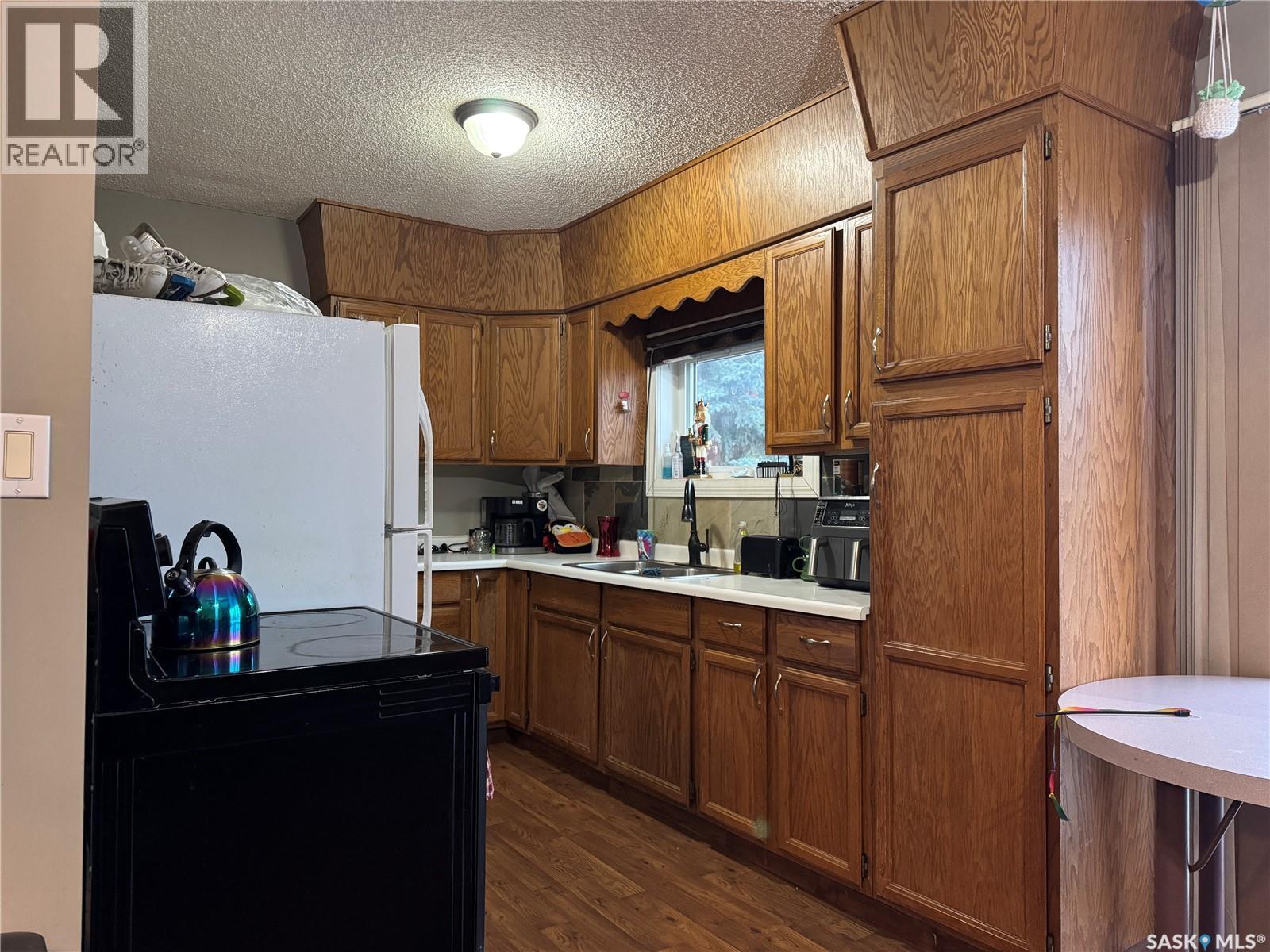 211 8Th Street E, Wynyard, SK - Indoor Photo Showing Kitchen