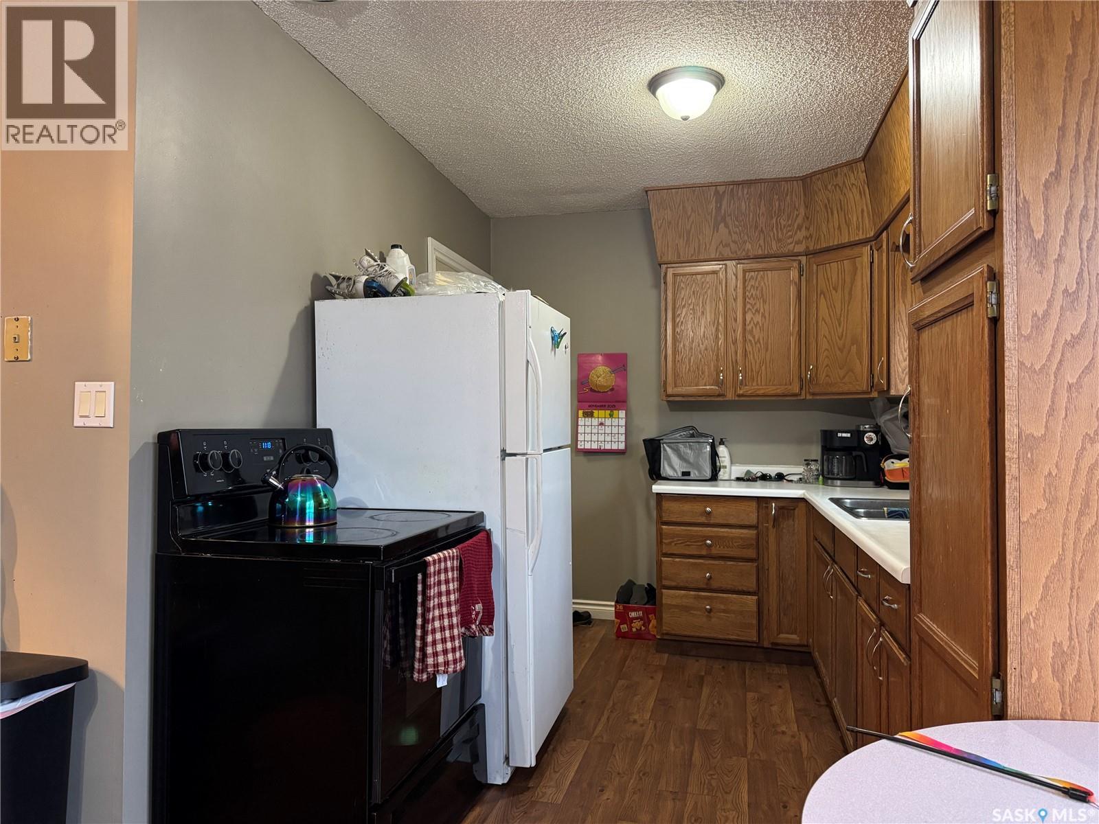 211 8Th Street E, Wynyard, SK - Indoor Photo Showing Kitchen With Double Sink