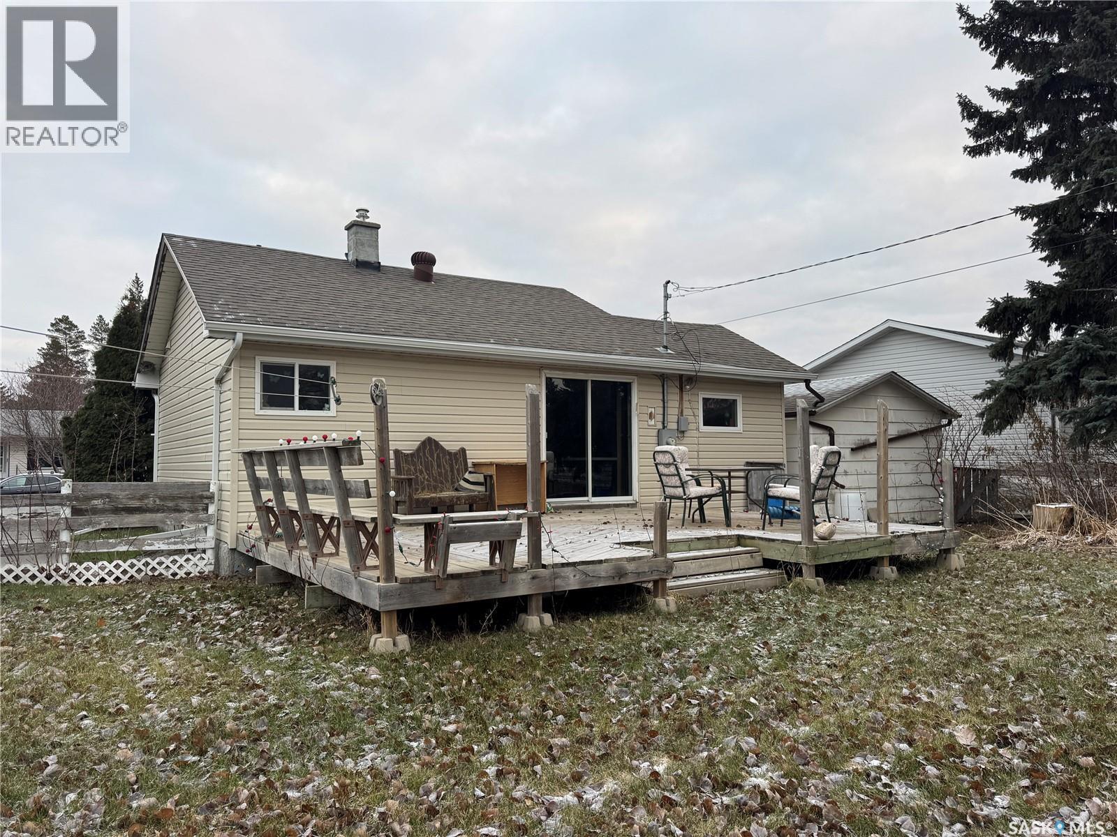 211 8Th Street E, Wynyard, SK - Outdoor With Deck Patio Veranda