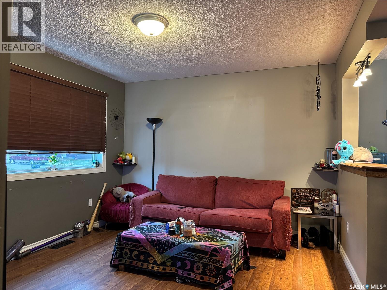 211 8Th Street E, Wynyard, SK - Indoor Photo Showing Living Room