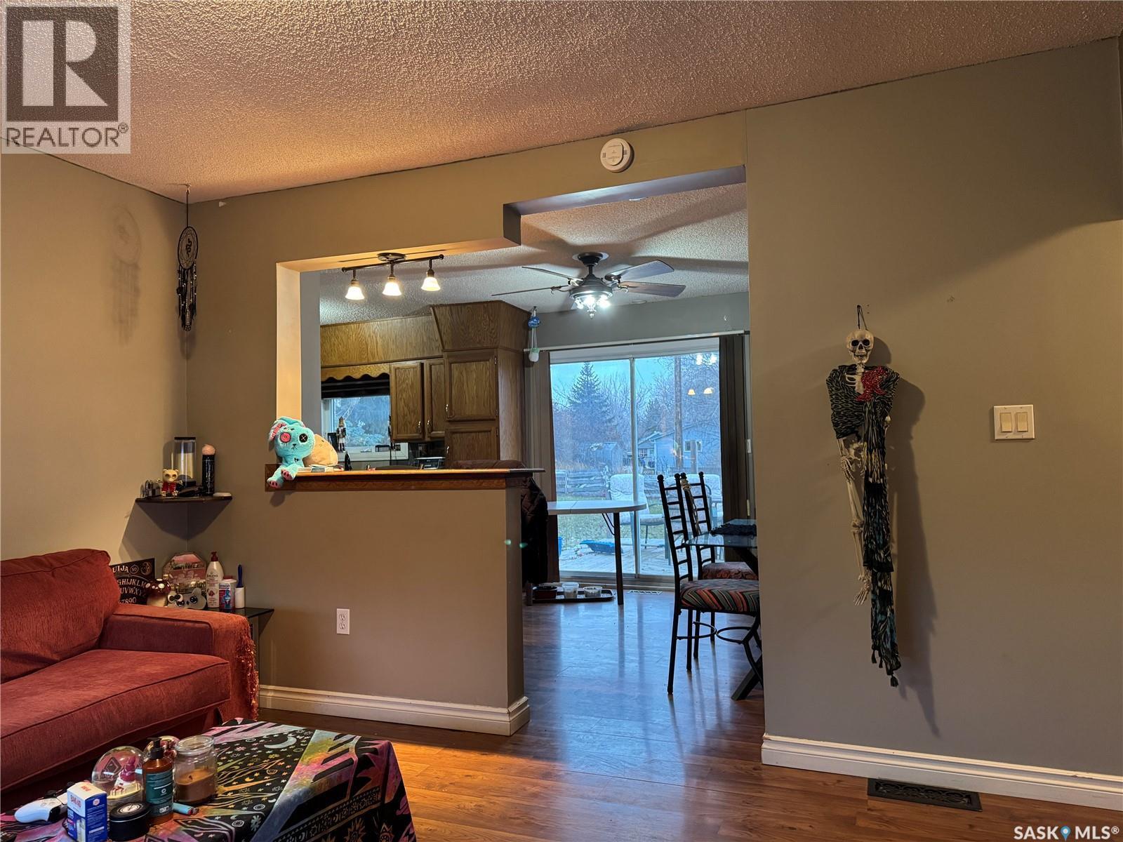211 8Th Street E, Wynyard, SK - Indoor Photo Showing Living Room