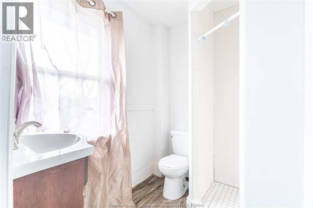 357 Josephine Avenue, Windsor, ON - Indoor Photo Showing Bathroom