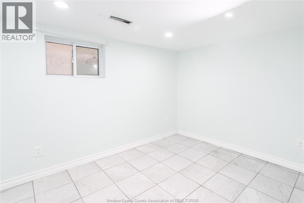 357 Josephine Avenue, Windsor, ON - Indoor Photo Showing Other Room
