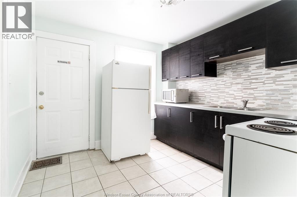 357 Josephine Avenue, Windsor, ON - Indoor Photo Showing Kitchen