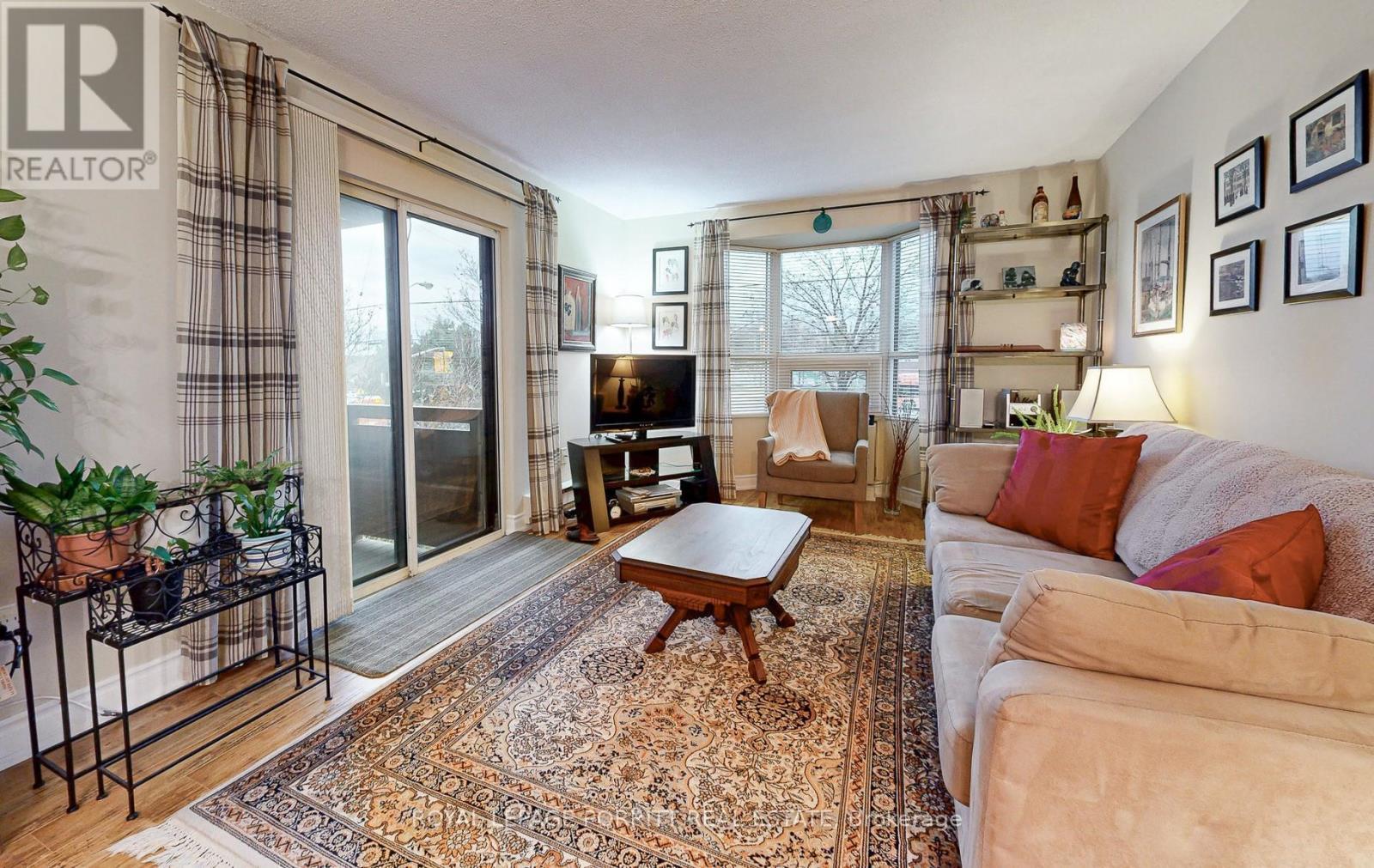 208 - 3835 Lake Shore Boulevard W, Toronto, ON - Indoor Photo Showing Living Room