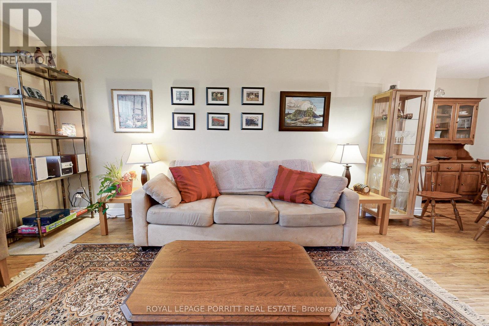 208 - 3835 Lake Shore Boulevard W, Toronto, ON - Indoor Photo Showing Living Room