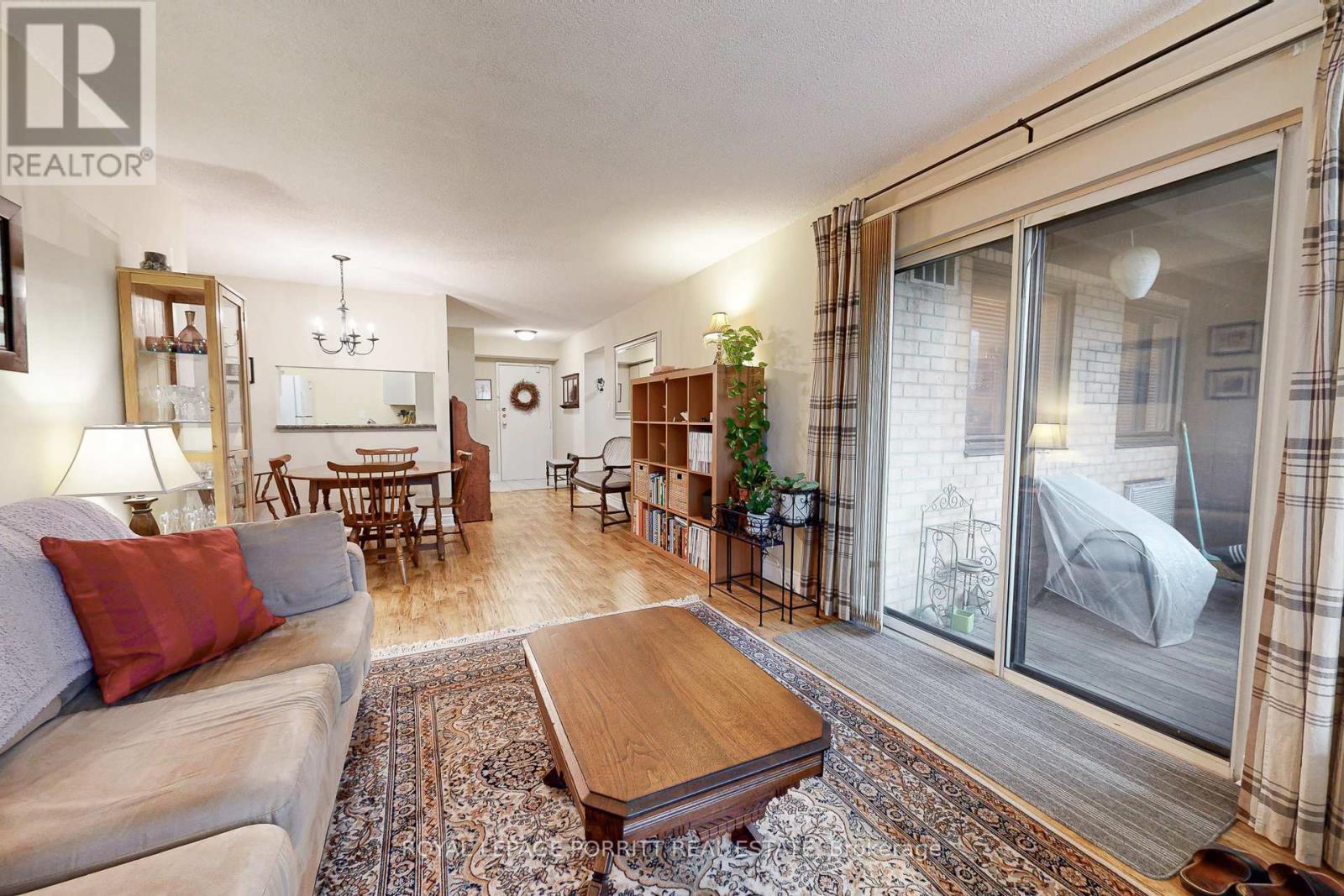 208 - 3835 Lake Shore Boulevard W, Toronto, ON - Indoor Photo Showing Living Room