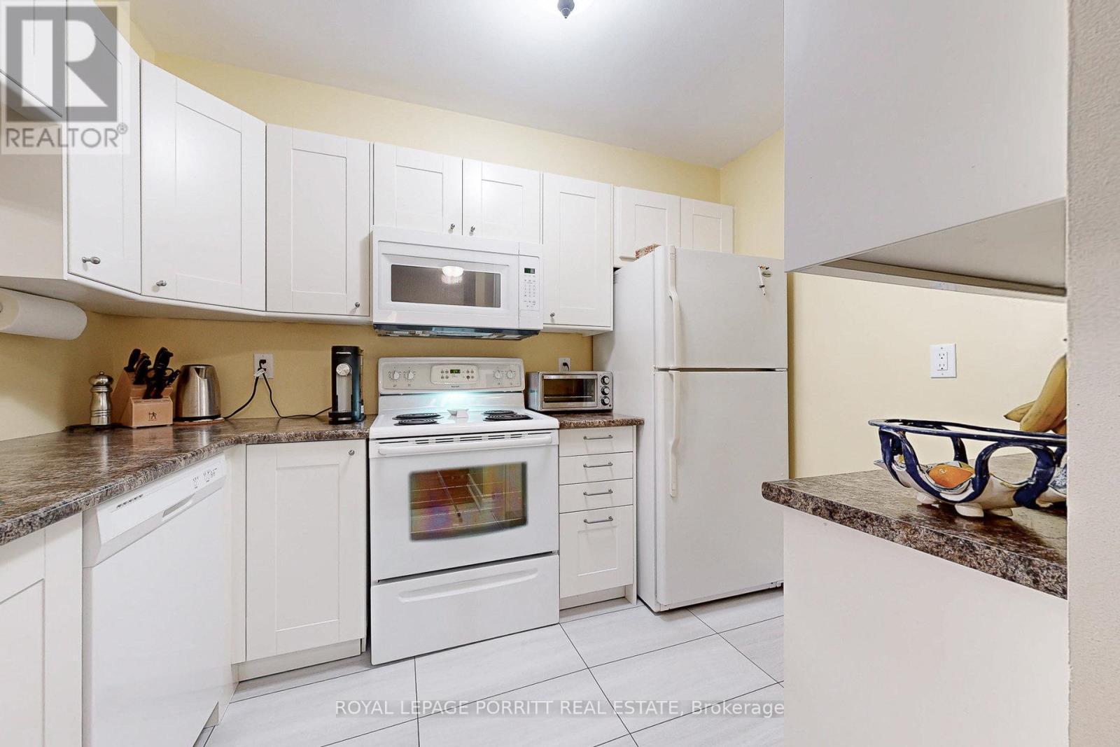 208 - 3835 Lake Shore Boulevard W, Toronto, ON - Indoor Photo Showing Kitchen