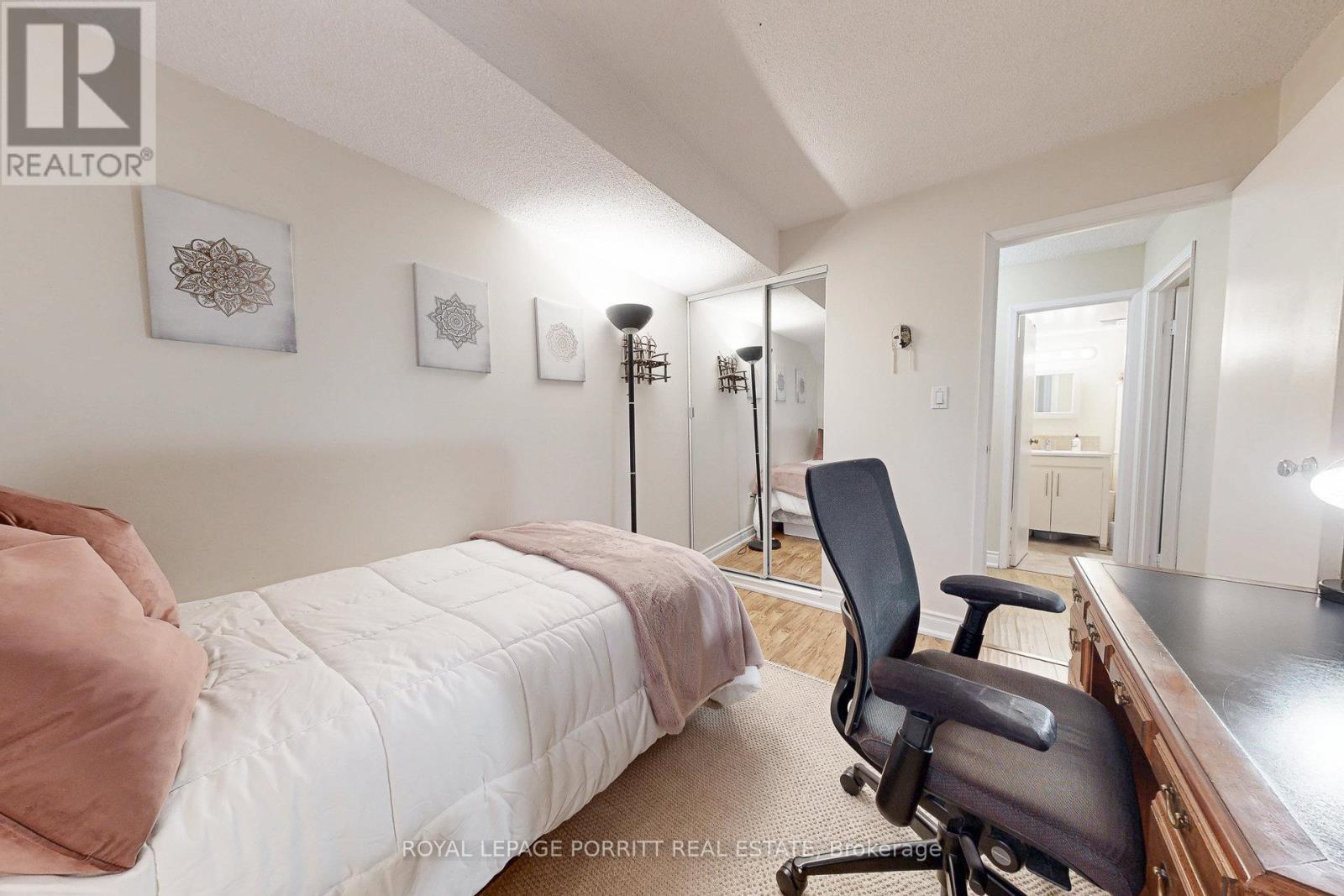 208 - 3835 Lake Shore Boulevard W, Toronto, ON - Indoor Photo Showing Bedroom