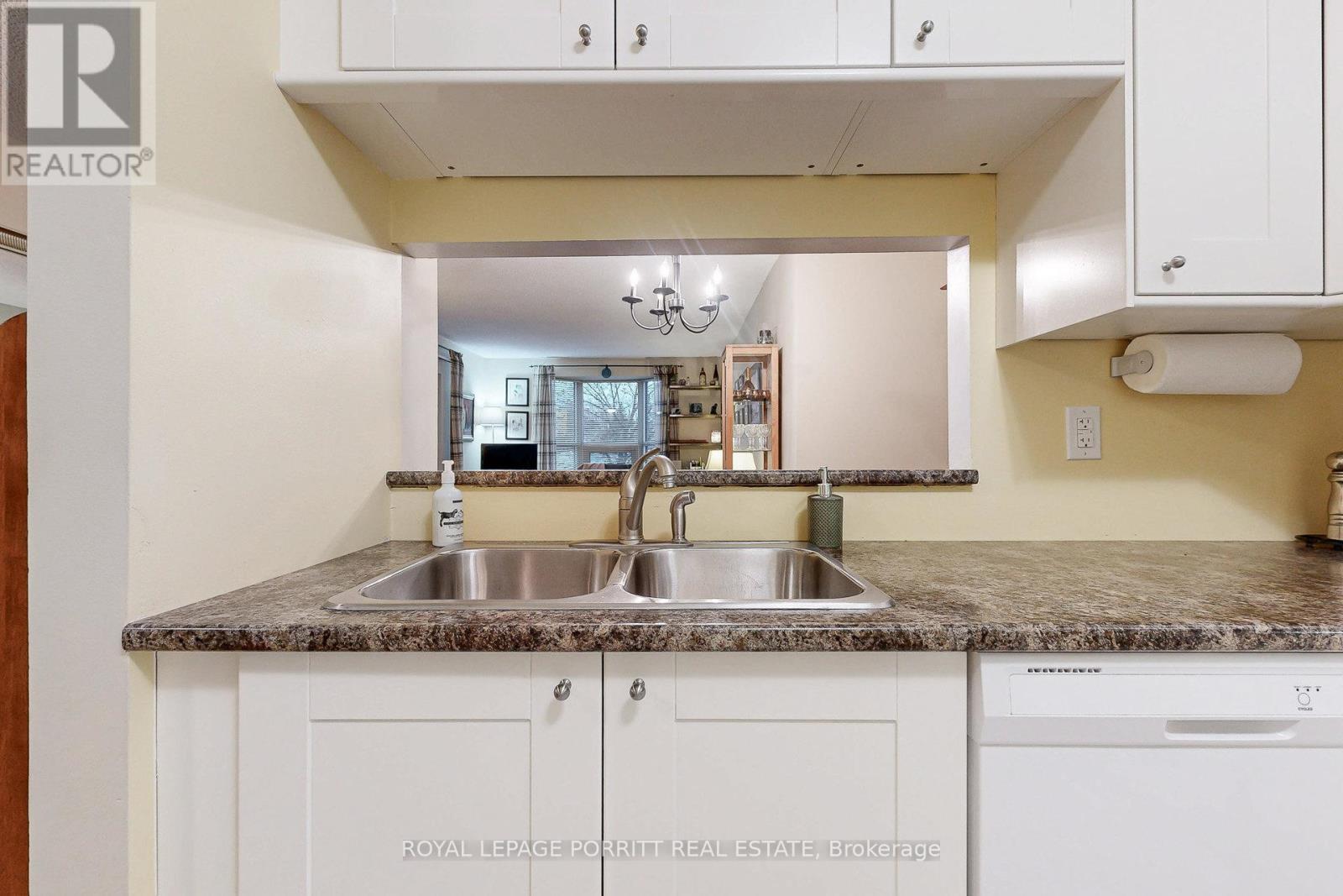 208 - 3835 Lake Shore Boulevard W, Toronto, ON - Indoor Photo Showing Kitchen With Double Sink