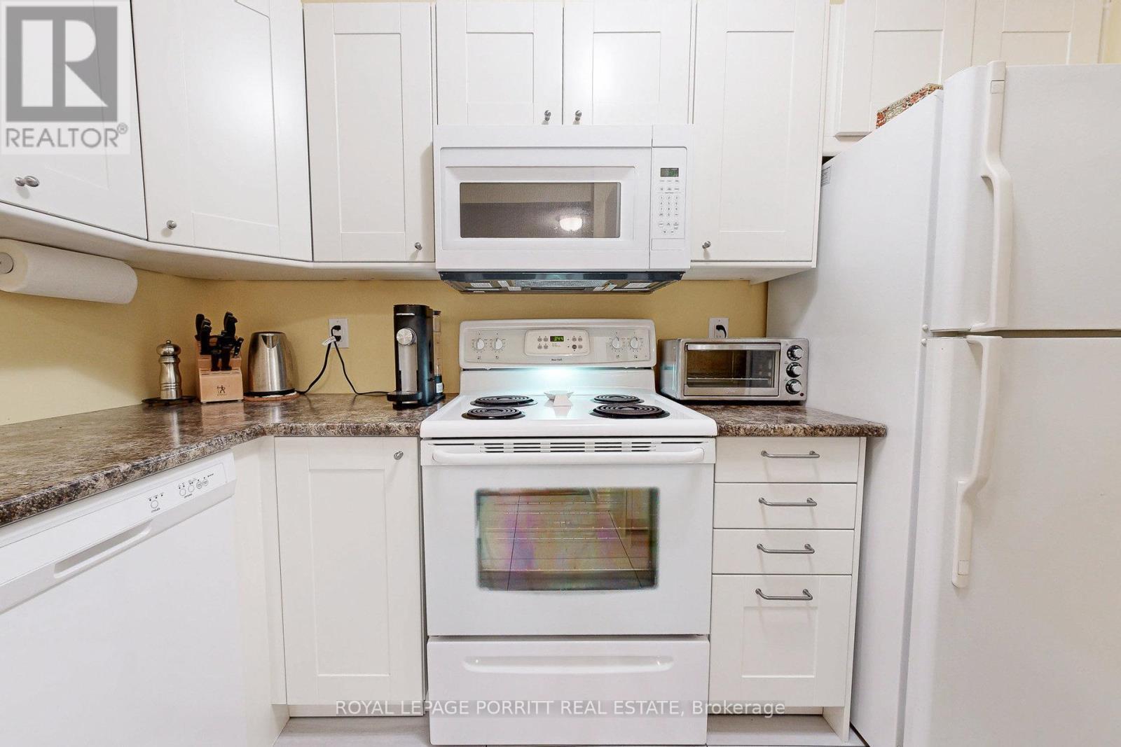 208 - 3835 Lake Shore Boulevard W, Toronto, ON - Indoor Photo Showing Kitchen