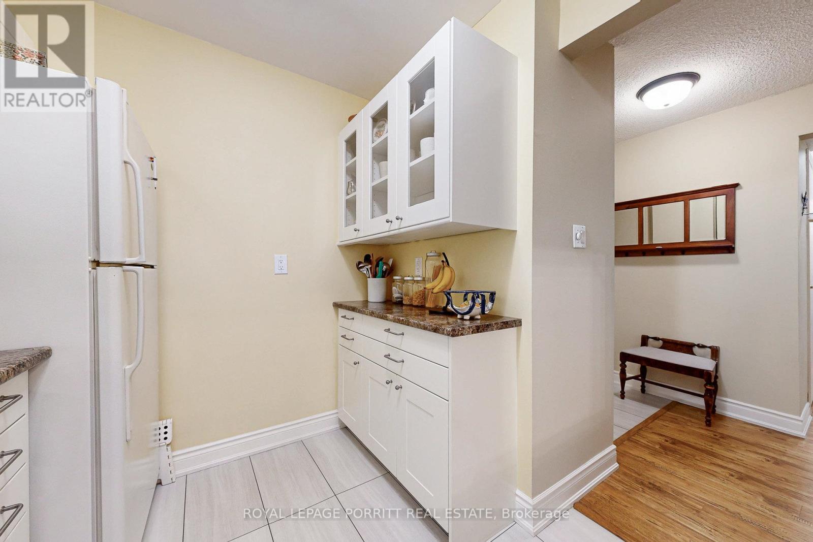 208 - 3835 Lake Shore Boulevard W, Toronto, ON - Indoor