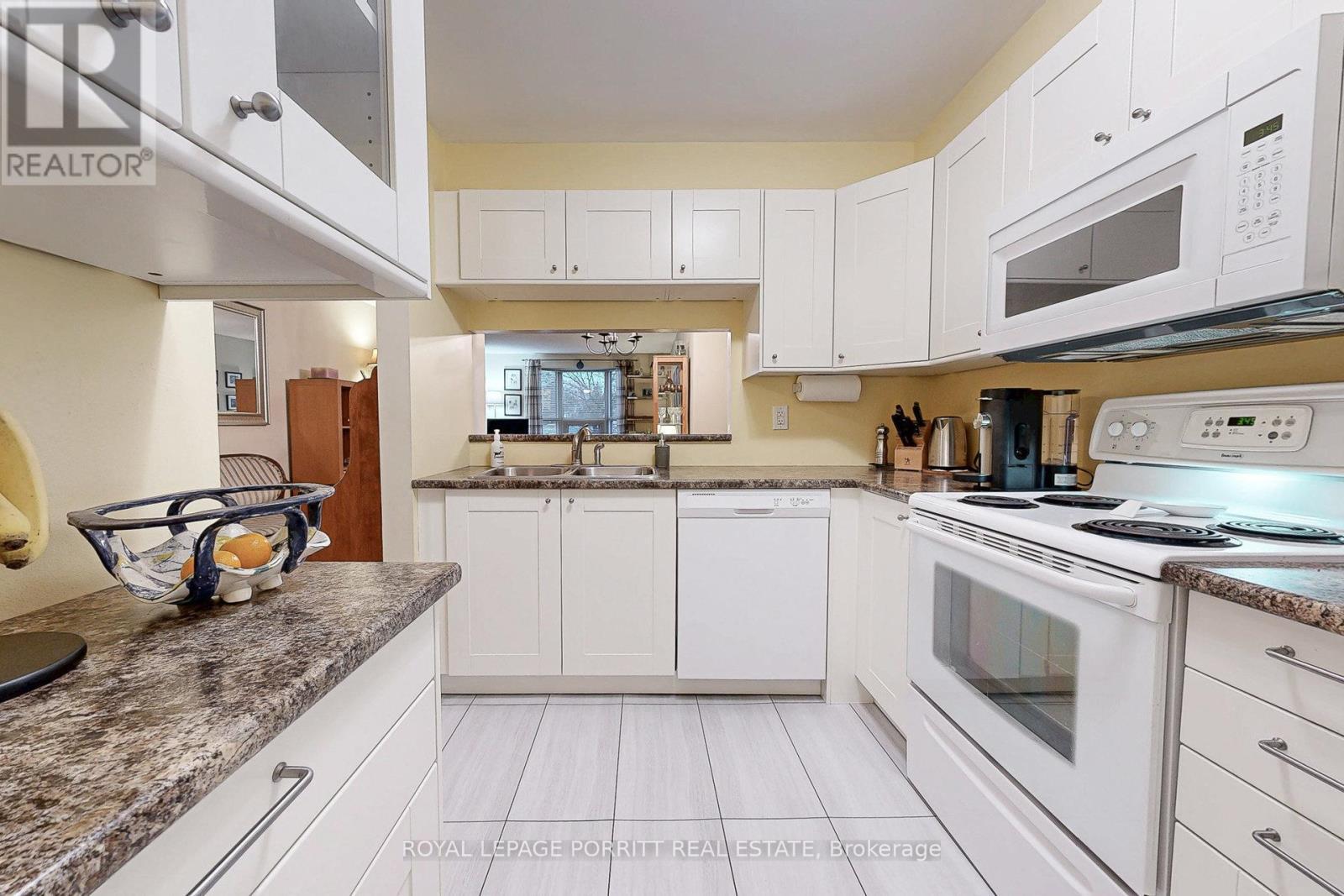 208 - 3835 Lake Shore Boulevard W, Toronto, ON - Indoor Photo Showing Kitchen With Double Sink