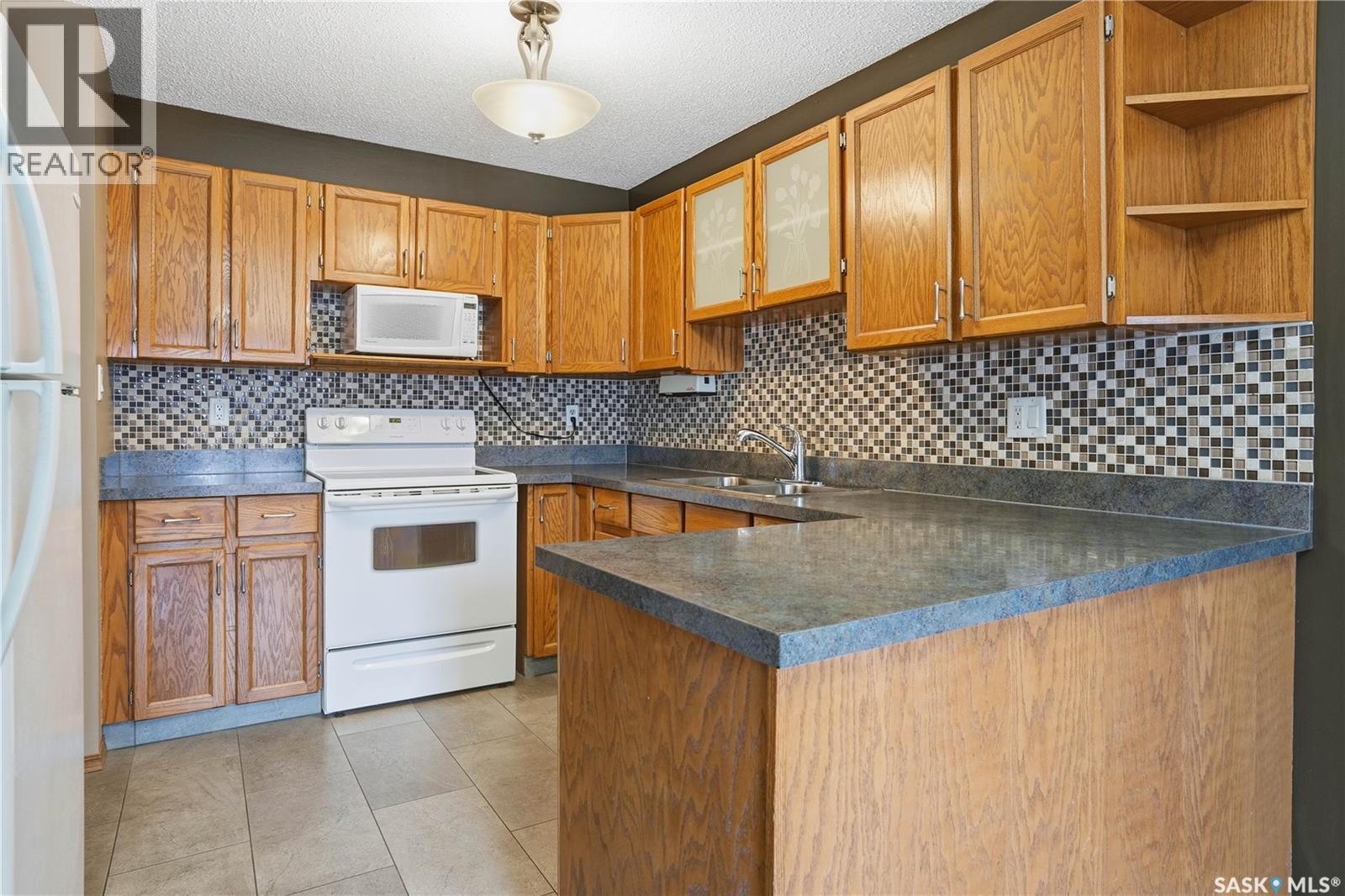 1122 Ferguson Crescent, Regina, SK - Indoor Photo Showing Kitchen With Double Sink
