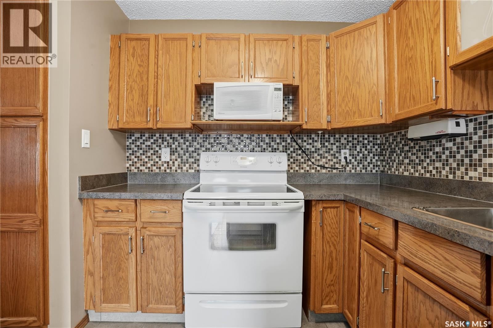 1122 Ferguson Crescent, Regina, SK - Indoor Photo Showing Kitchen