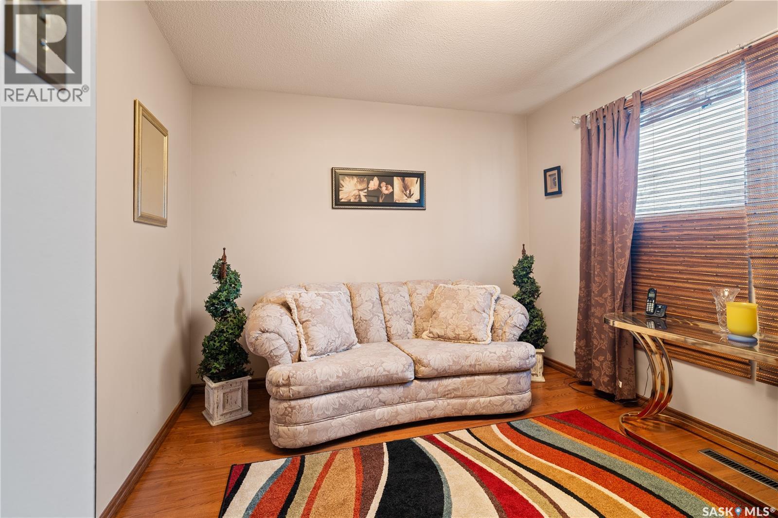 182 Scarth Street N, Regina, SK - Indoor Photo Showing Living Room