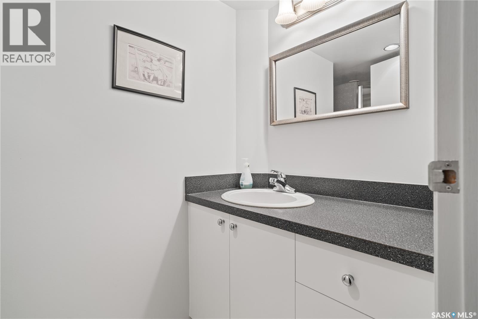182 Scarth Street N, Regina, SK - Indoor Photo Showing Bathroom