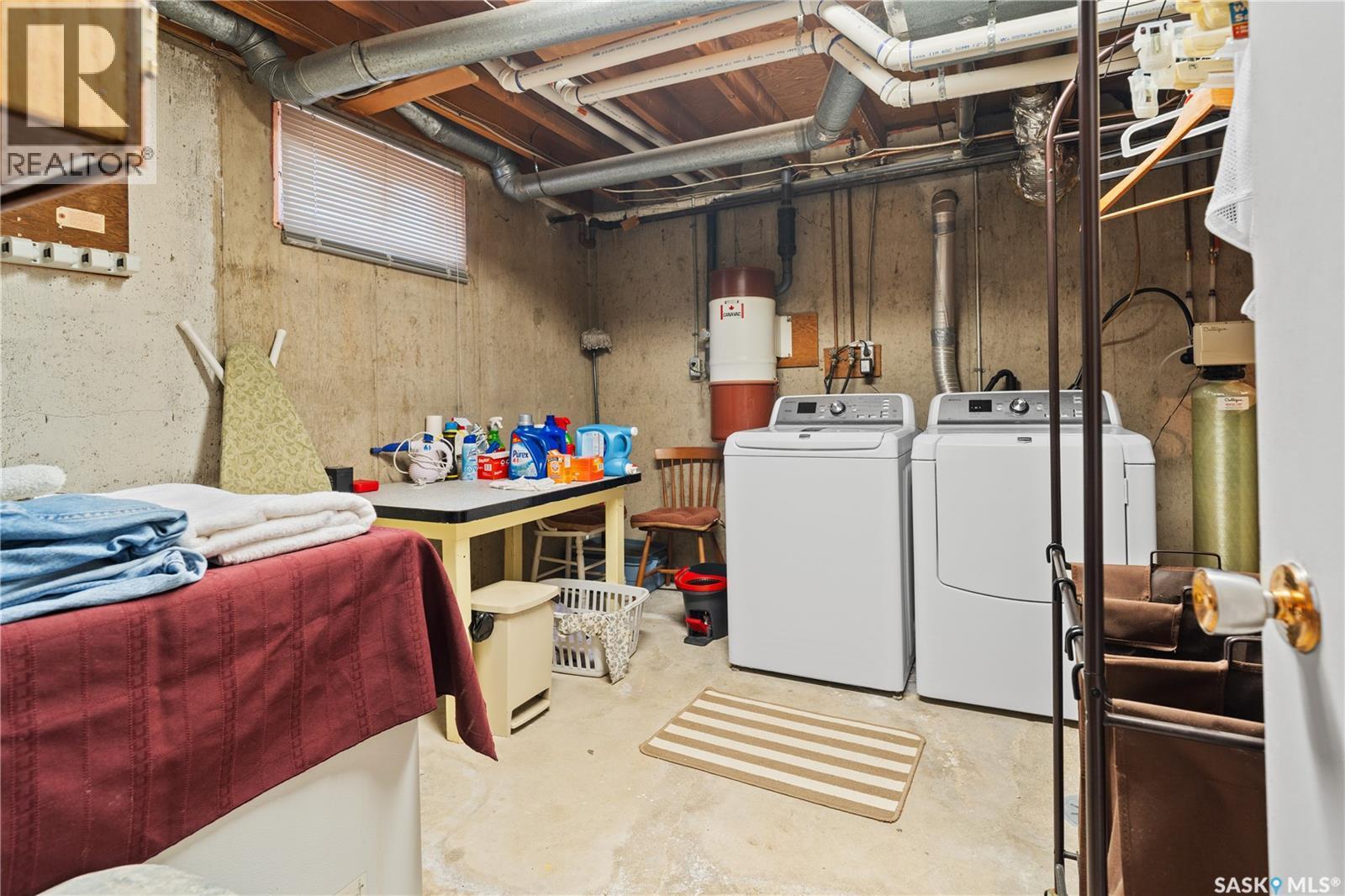 182 Scarth Street N, Regina, SK - Indoor Photo Showing Laundry Room