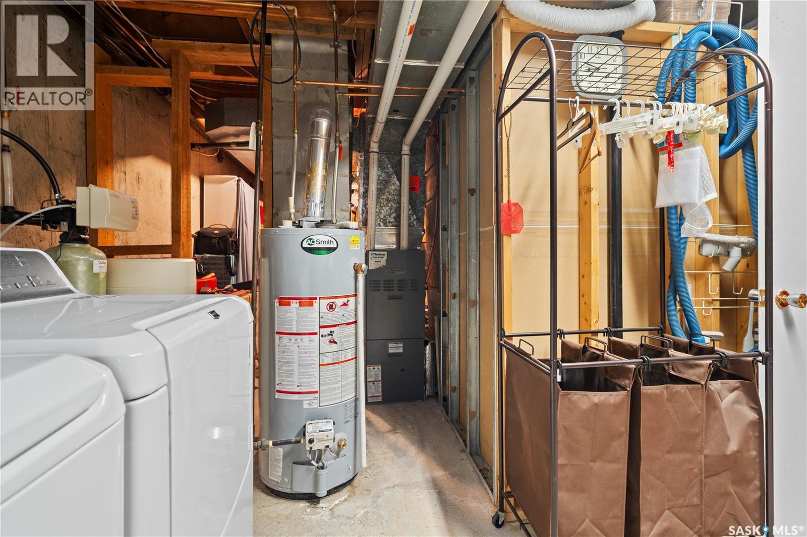 182 Scarth Street N, Regina, SK - Indoor Photo Showing Laundry Room