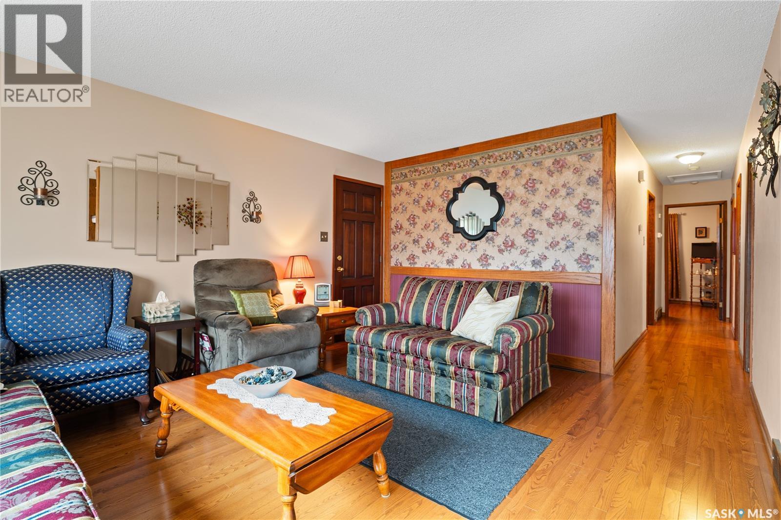 182 Scarth Street N, Regina, SK - Indoor Photo Showing Living Room