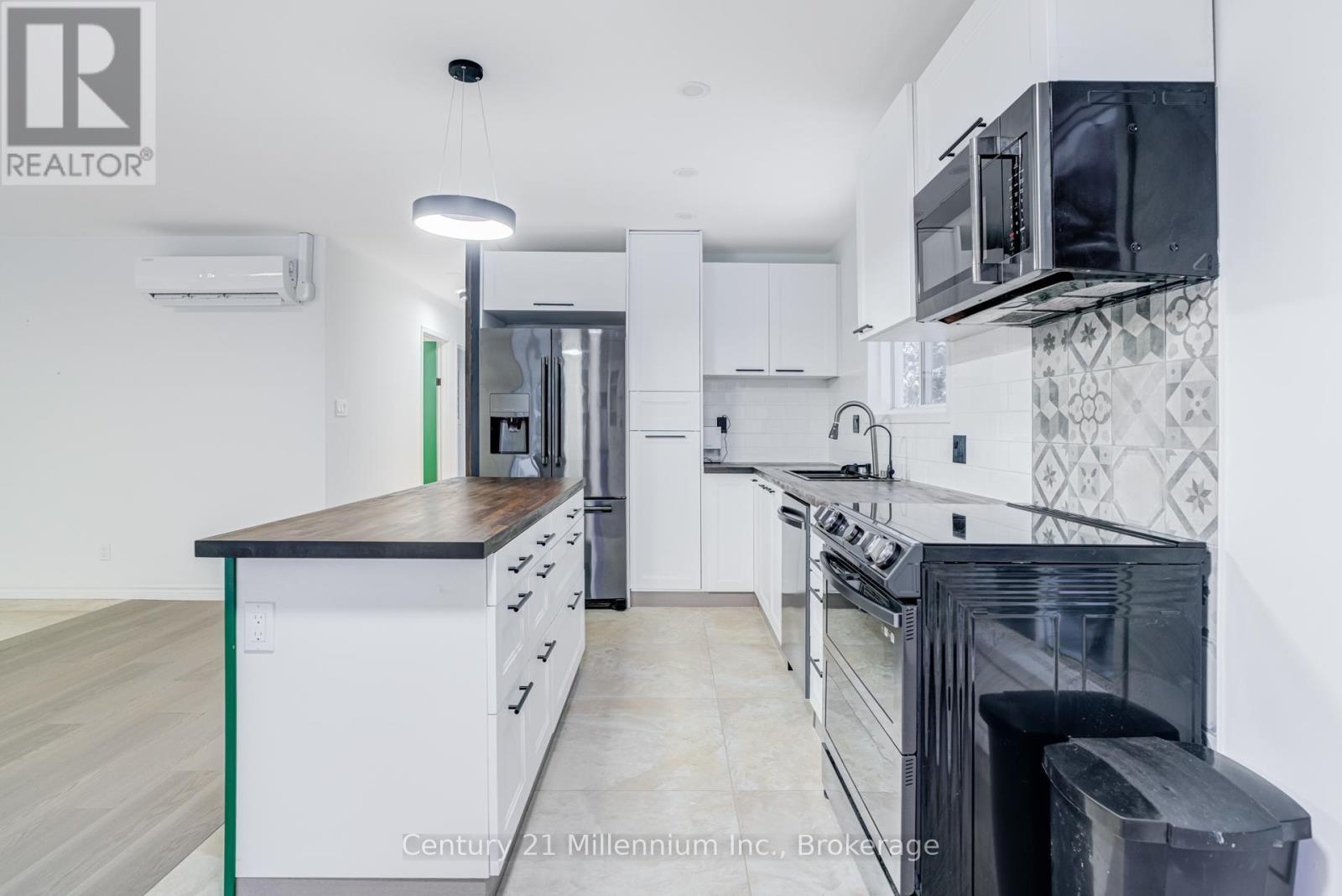 1025 West Road, Northern Bruce Peninsula, ON - Indoor Photo Showing Kitchen With Upgraded Kitchen