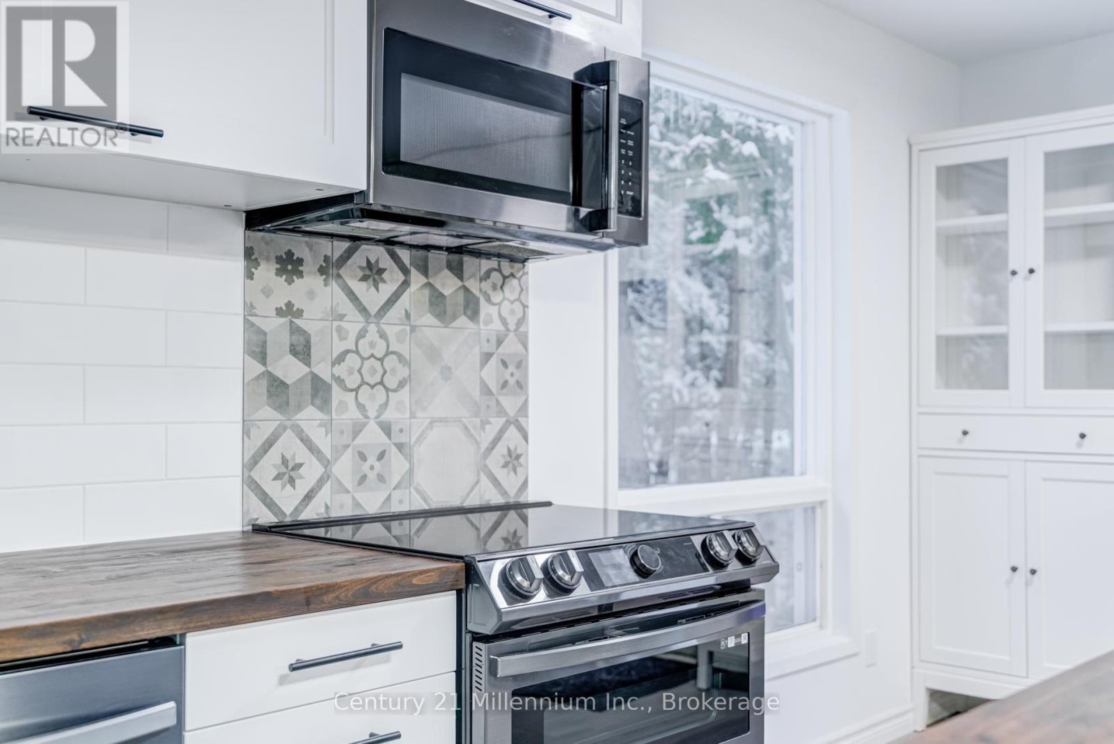 1025 West Road, Northern Bruce Peninsula, ON - Indoor Photo Showing Kitchen