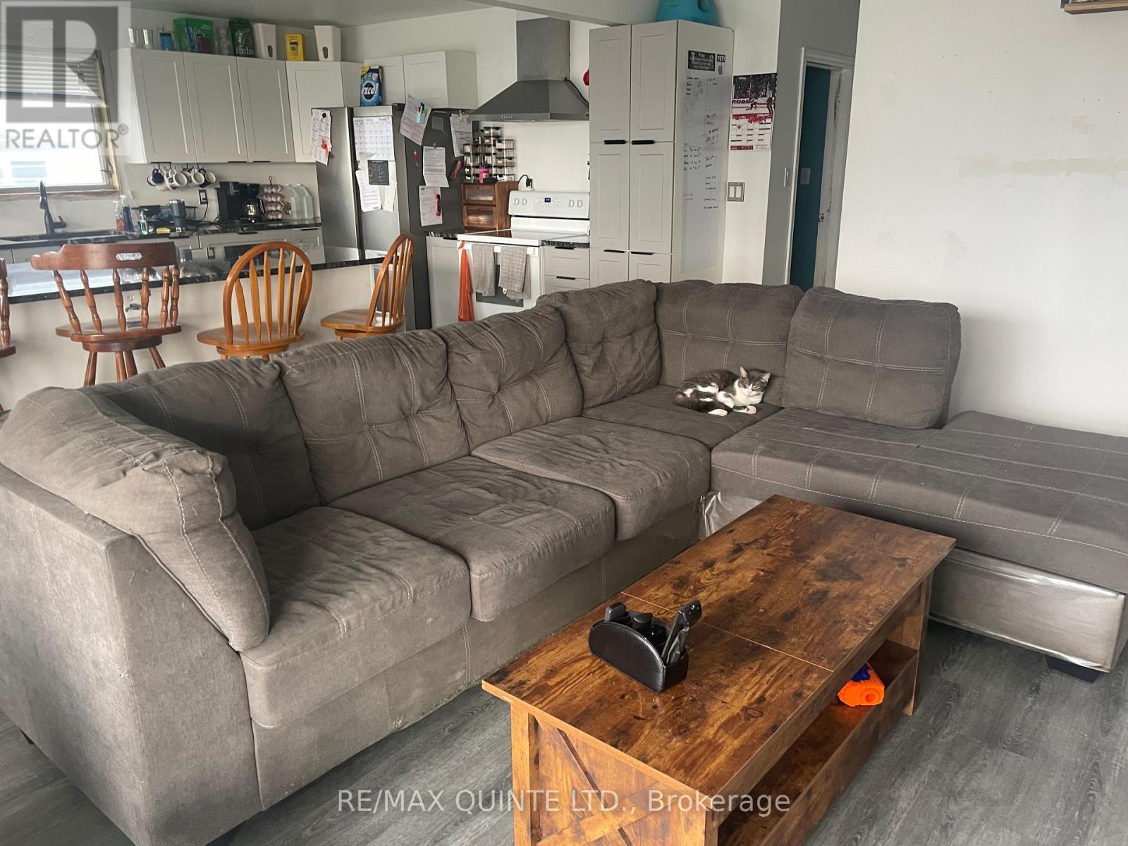 27 First Avenue, Quinte West (Trenton Ward), ON - Indoor Photo Showing Living Room