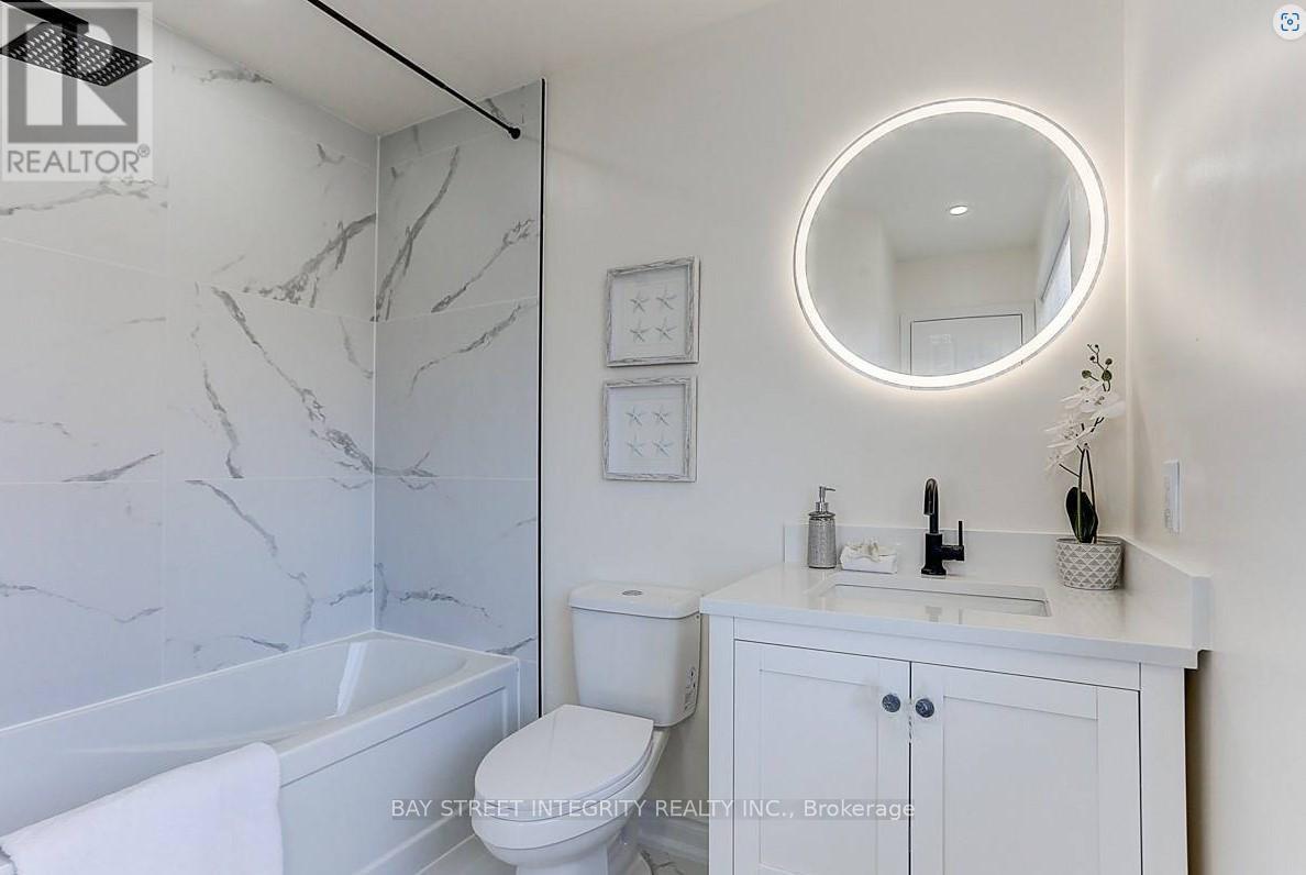 2221 Amberglen Court, Oakville, ON - Indoor Photo Showing Bathroom