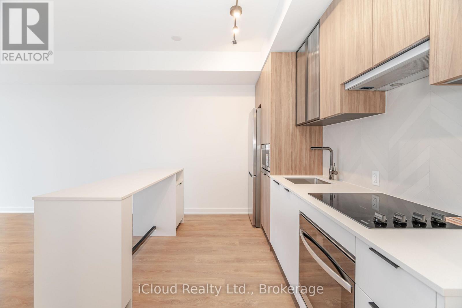 719 - 1037 The Queensway, Toronto, ON - Indoor Photo Showing Kitchen
