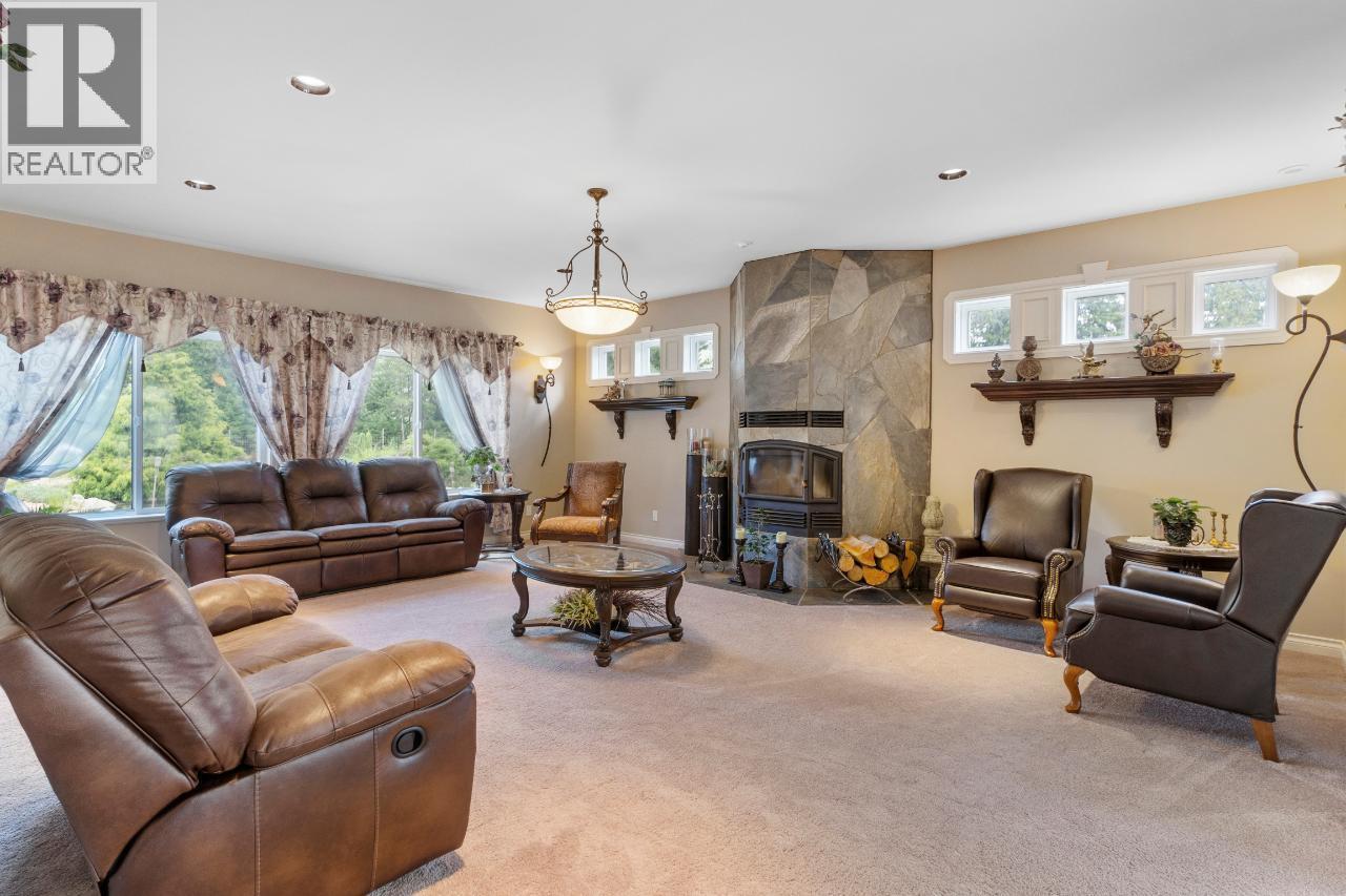1480 Nighthawk Drive, Castlegar, BC - Indoor Photo Showing Living Room With Fireplace