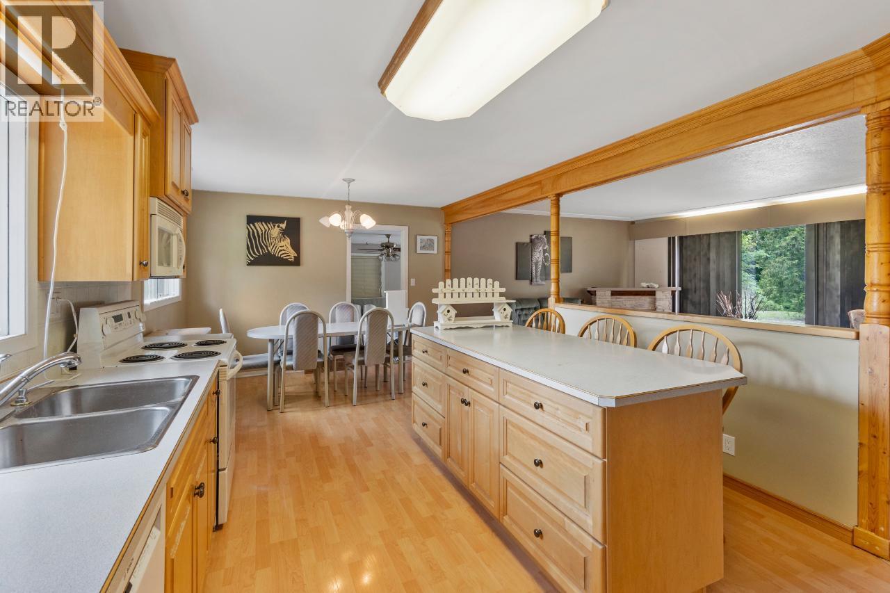 1480 Nighthawk Drive, Castlegar, BC - Indoor Photo Showing Kitchen With Double Sink