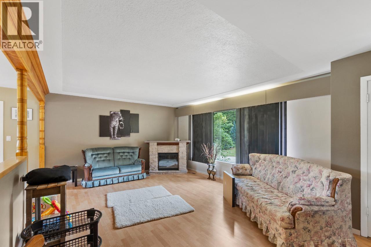 1480 Nighthawk Drive, Castlegar, BC - Indoor Photo Showing Living Room With Fireplace