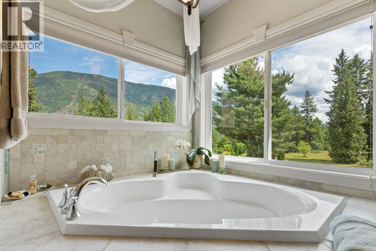1480 Nighthawk Drive, Castlegar, BC - Indoor Photo Showing Bathroom
