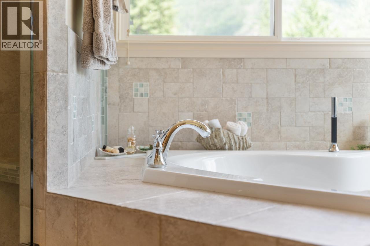 1480 Nighthawk Drive, Castlegar, BC - Indoor Photo Showing Bathroom