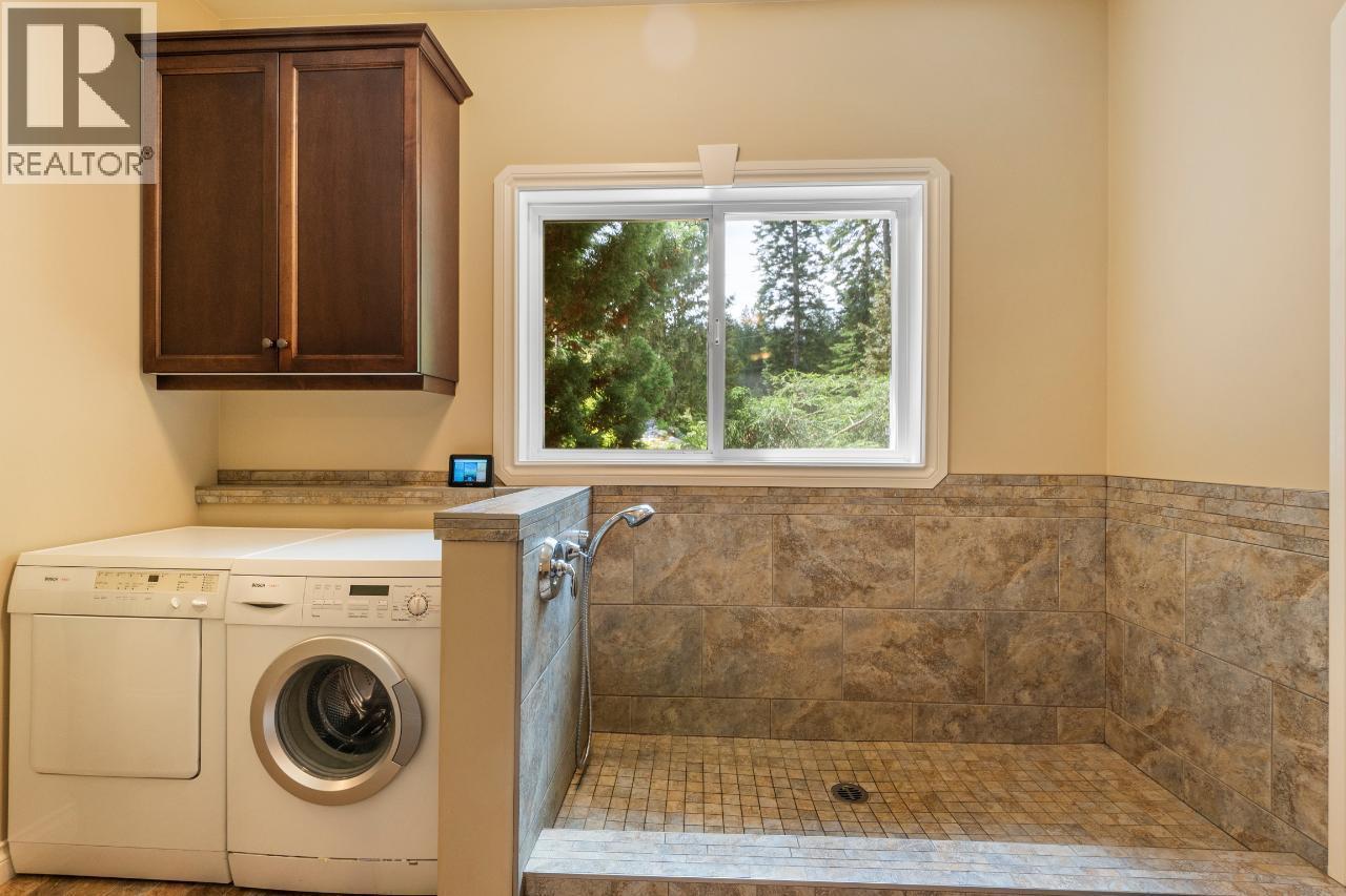 1480 Nighthawk Drive, Castlegar, BC - Indoor Photo Showing Laundry Room