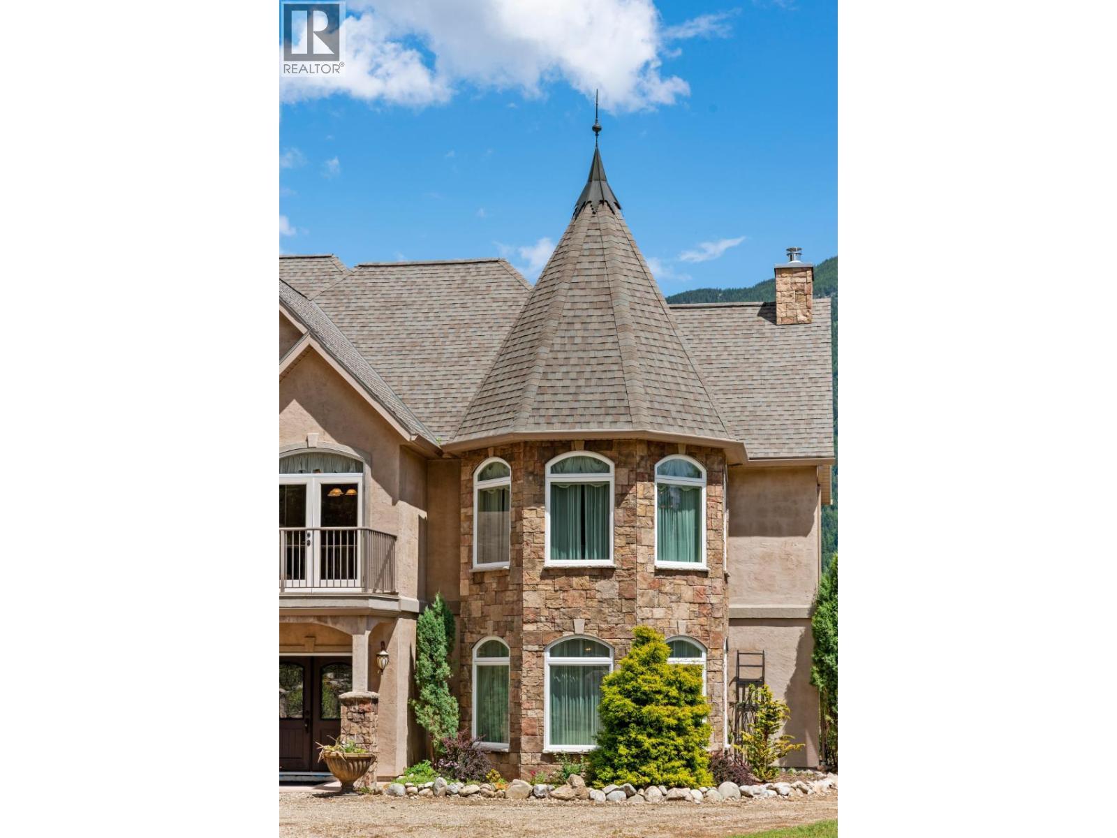 1480 Nighthawk Drive, Castlegar, BC - With Facade