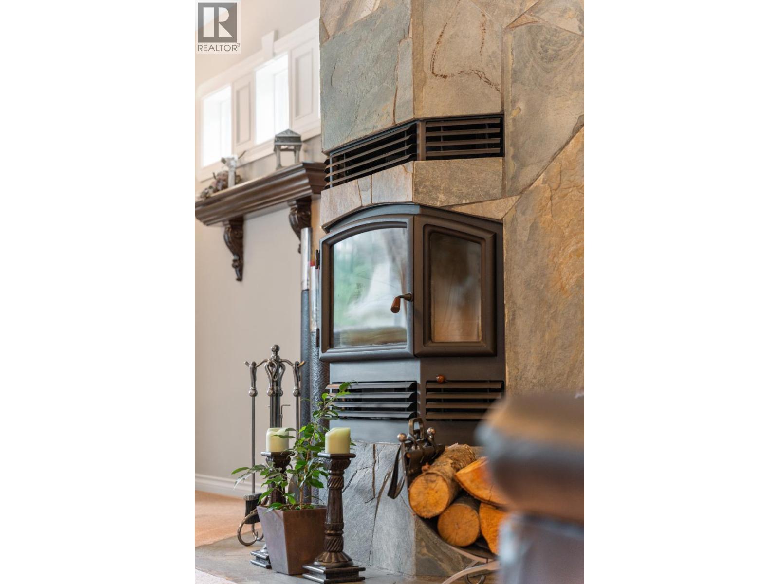 1480 Nighthawk Drive, Castlegar, BC - Indoor With Fireplace