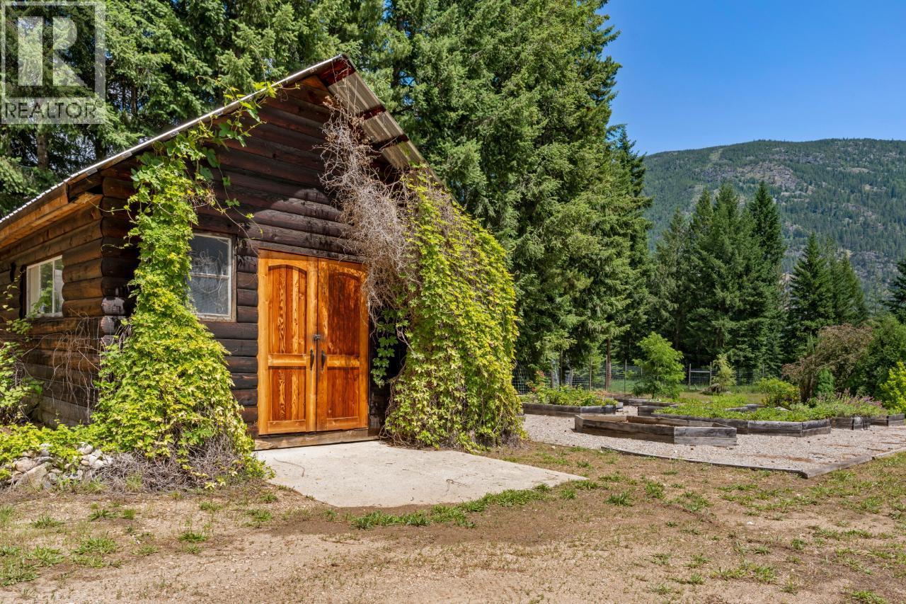 1480 Nighthawk Drive, Castlegar, BC - Outdoor