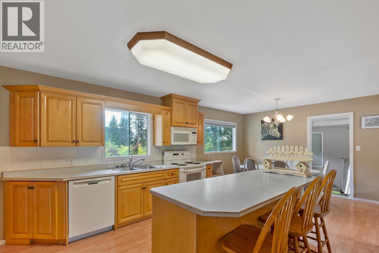 1480 Nighthawk Drive, Castlegar, BC - Indoor Photo Showing Kitchen With Double Sink