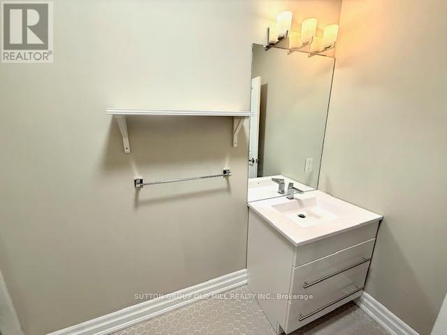 1B - 259 Gerrard Street E, Toronto, ON - Indoor Photo Showing Bathroom
