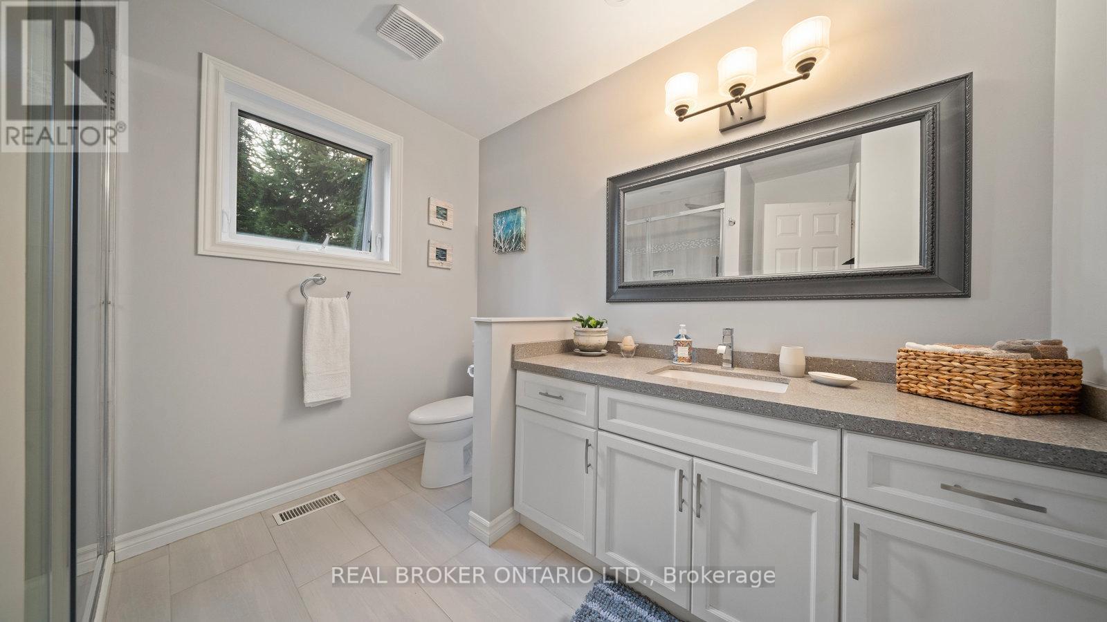 74 Gordon Street, Cambridge, ON - Indoor Photo Showing Bathroom